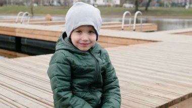 Sevimli Küçük çocuk kameraya bakıyor ve gülümsüyor