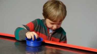 Hava hokeyi oynayan mutlu çocuk , yakın