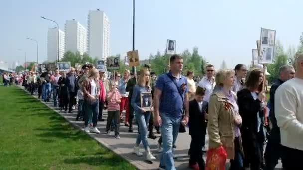 Moskva, Ryssland-9 maj, 2019: firandet av Segerdagen i Moskva-Immortal Regiment Parade den 9 maj — Stockvideo