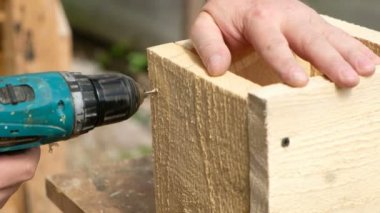 Marangoz Delme ahşap taşınabilir delme makinesi kullanma.