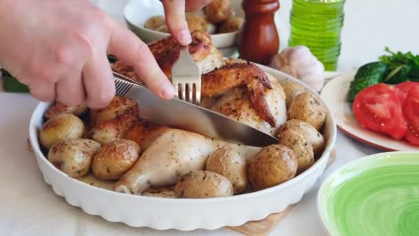 Nahaufnahme eines geschnittenen Stücks gebratenes Huhn, serviert mit jungen Kartoffeln, festliche Tafel — Stockvideo