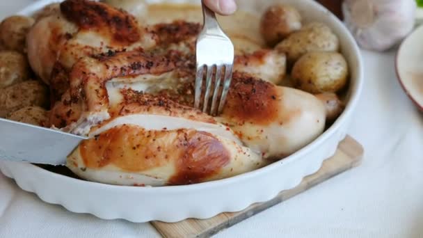 Gros plan d'un morceau de poulet frit coupé sur un fond de table festive — Video
