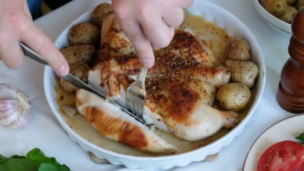 Nahaufnahme eines geschnittenen Stücks gebratenes Hühnchen auf dem Hintergrund der Festtafel — Stockvideo