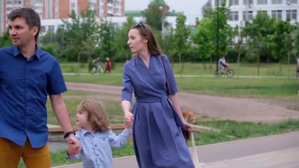 Conceito de família feliz: mãe, pai e menino caminhando pelo rio. Verão ao ar livre — Vídeo de Stock