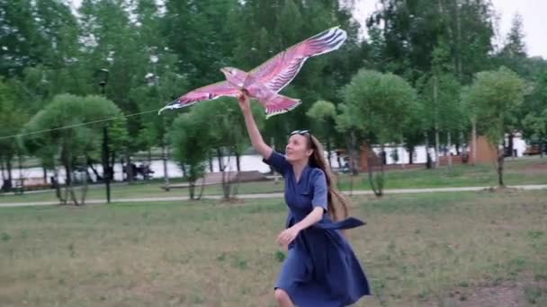 Una joven corriendo y volando una cometa. Entretenimiento verano — Vídeos de Stock
