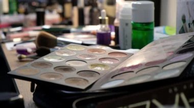 Fırçalar ve profesyonel makyaj sanatçının masaya kozmetik