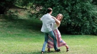 Parkta mutlu genç sevgi dolu çift dans vals, yaz açık havada