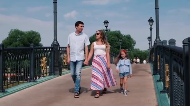 Concepto familiar: mujer, hombre e hija caminando por el parque. Verano al aire libre — Vídeo de stock