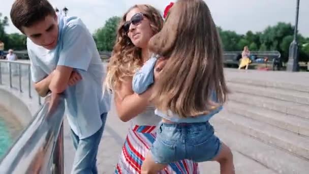 Aile kavramı: kadın, erkek ve kızı parkta yürüyüş. Yaz açık havada — Stok video