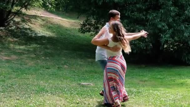 Feliz joven pareja de amor bailando vals en el parque, verano al aire libre — Vídeos de Stock