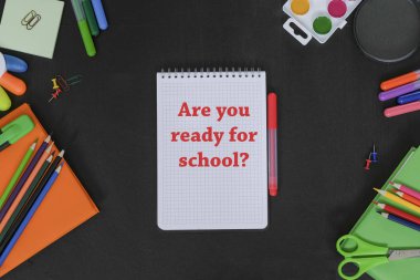 Siyah tahta arka planda okul malzemeleri. Scool konseptine hazır. Yukarıdan görüntüle