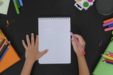 Siyah tahta arka planda okul malzemeleri. Okul konseptine geri dönelim. Yukarıdan görüntüle