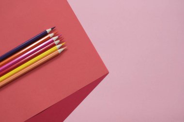 Renkli kalemler ile soyut geometrik kağıt arka plan. Okul ve eğitim kavramı.