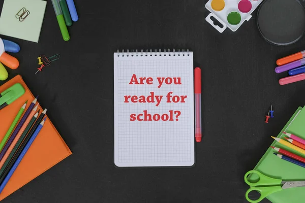 Siyah tahta arka planda okul malzemeleri. Scool konseptine hazır. Yukarıdan görüntüle