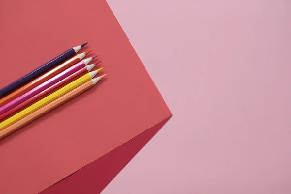 Αφηρημένο γεωμετρικό χαρτί φόντο με χρωματιστά μολύβια. Σχολική και εκπαιδευτική ιδέα. — Φωτογραφία Αρχείου