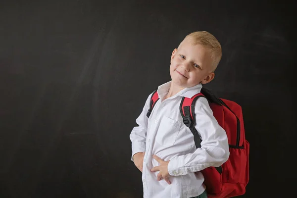 Je retourne à l'école. Joli petit garçon au tableau noir. Enfant de l'école primaire avec sac. Concept d'éducation . — Photo