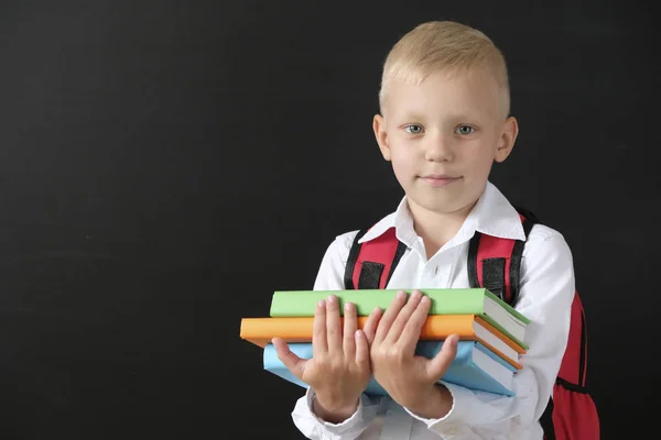 De vuelta a la escuela. Lindo niño en la pizarra. Niño de la escuela primaria con libros y bolsa. Concepto educativo . — Foto de Stock