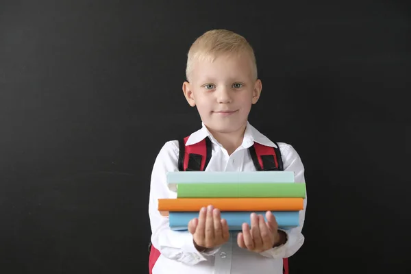 Terug naar school. Schattige kleine jongen bij Blackboard. Kind van de basisschool met boeken en tas. Education concept. — Stockfoto