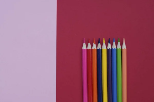 Renkli kalemler ile soyut geometrik kağıt arka plan. Pembe ve mercan moda renkler. Okul ve eğitim kavramı. — Stok fotoğraf