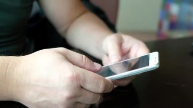 eller Smartphone Haberler aracılığıyla saygısız bir gencin closeup.