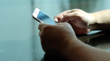 eller Smartphone Haberler aracılığıyla saygısız bir gencin closeup.