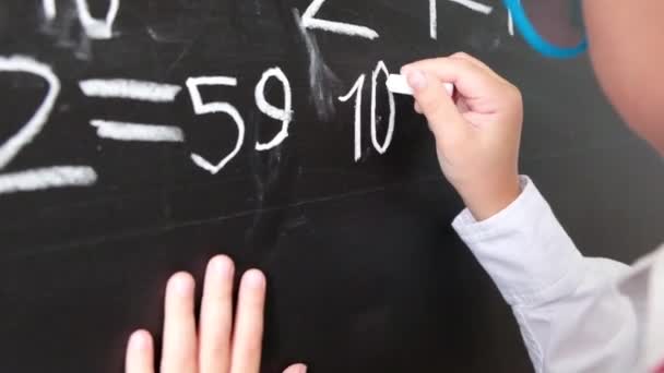 Schattige kleine jongen schrijven op Blackboard. Kind van basisschool met tas. Onderwijsconcept. Terug naar school. — Stockvideo