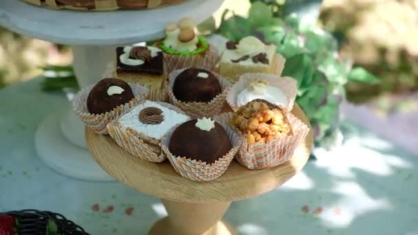Mooie kleine taarten in Candy Bar zomer buitenshuis voor verjaardag — Stockvideo