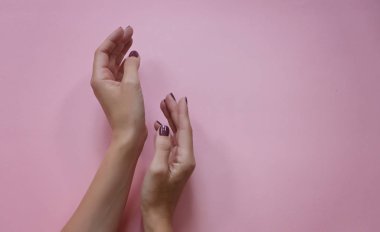 Şık trendy kadın manikür. Güzel genç kadınlar kırmızı arka plan üzerinde eller. Yukarıdan görüntüle