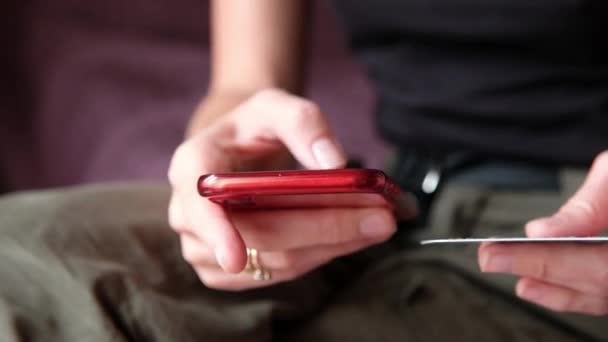 Banca en línea con teléfono inteligente. Fácil pago con un teléfono inteligente. Mujer de compras en línea con tarjeta de crédito. Las manos de cerca — Vídeo de stock