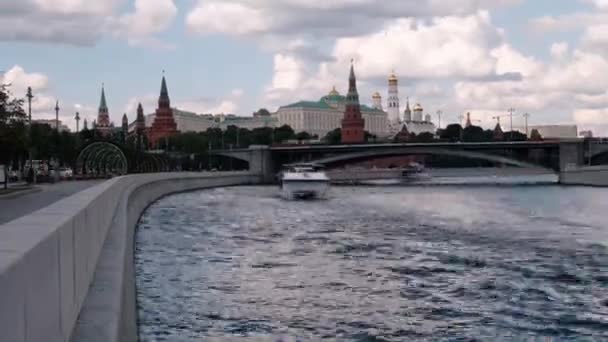 MOSCA, RUSSIA - LUGLIO 2019: vista panoramica sul fiume Mosca e sul Cremlino. Timelapse — Video Stock