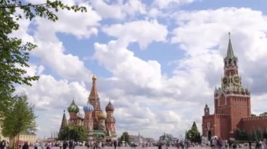 Moskova, Rusya - Temmuz 2019: Moskova Kızıl Meydanı, Kremlin ve St. Basils Katedrali'nin Moskova'daki zaman atlamalı görünümü, Rusya.