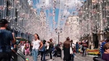 Moskova, Rusya - Temmuz, 2019: Moskova Kızıl Meydanı yakınlarındaki Nikolskaya Caddesi'nde insanlar gidiyor, Moskova, Rusya.