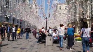 Moskova, Rusya - Temmuz, 2019: Moskova Kızıl Meydanı yakınlarındaki Nikolskaya Caddesi'nde insanlar gidiyor, Moskova, Rusya.