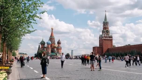 Moscow, Oroszország-július, 2019: Moszkva Vörös tér, kilátás a Kreml és a Szent basils katedrális Moszkva, Oroszország. — Stock videók
