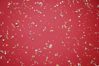 Konfeti ile kırmızı festival arka plan. Düz yatıyordu Yeni yıl minimal desen.