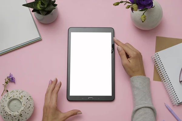 Pembe ofis masası üzerinde tablet Pc tutan ellerin Mockup görüntü. Üst görünüm, düz yatıyordu.