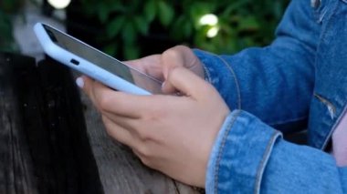 Akıllı telefonla kadın ellerini kapatın, mesajlaşma