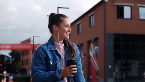 Jong mooi meisje drinken koffie buitenshuis — Stockvideo