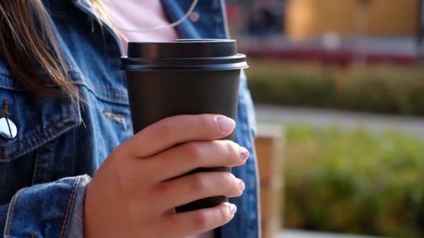 Close up of paper cup of coffee in womans hands — Stock Video