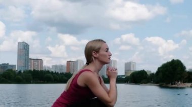 Açık havada spor yapan genç sportif kadın, fitness egzersizleri. Fitness ve yaşam tarzı kavramı