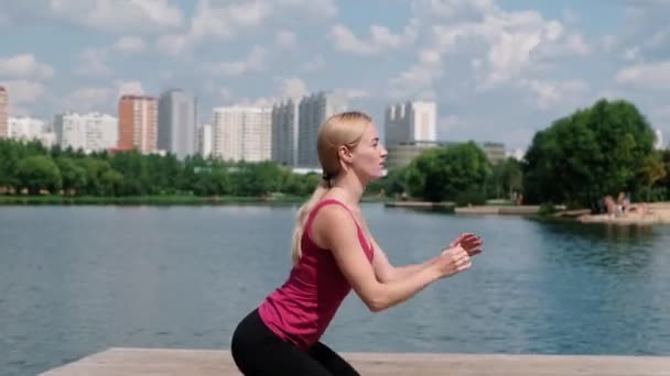 Mujer deportiva joven haciendo deportes al aire libre, ejercicios de fitness. Concepto fitness y estilo de vida — Vídeos de Stock