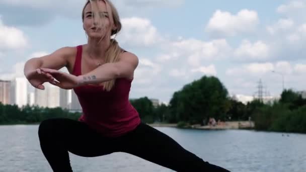 Mujer deportiva joven haciendo deportes al aire libre, ejercicios de fitness. Concepto fitness y estilo de vida — Vídeos de Stock