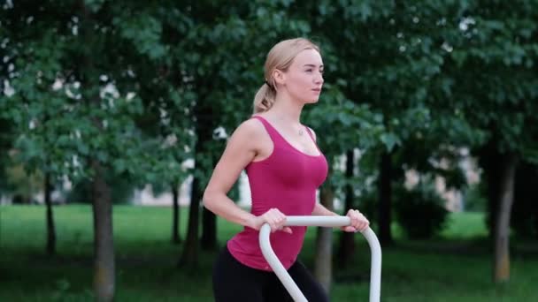 Ung sportig kvinna gör sport utomhus, fitness övningar. Fitness-och livsstilskoncept — Stockvideo