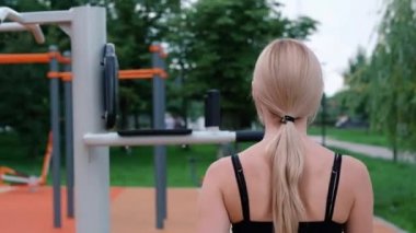 Açık havada spor yapan genç sportif kadın, fitness egzersizleri. Fitness ve yaşam tarzı kavramı