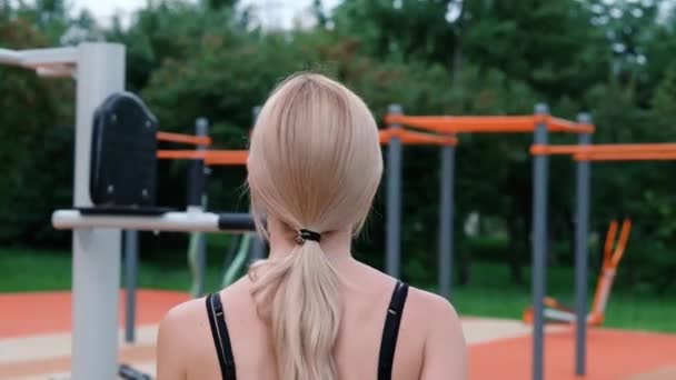 야외에서 스포츠를하고 젊은 스포티 한 여성, 피트니스 운동. 피트니스 및 라이프스타일 컨셉 — 비디오