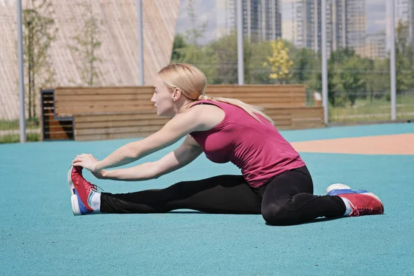 Fiatal sportos nő sportolás közben a szabadban, fitness gyakorlatokat. A fitnesz és életmód fogalma — Stock Fotó