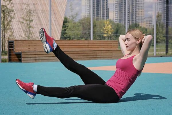Jonge sportieve vrouw buitensporten, fitnessoefeningen. Fitness en lifestyle concept — Stockfoto