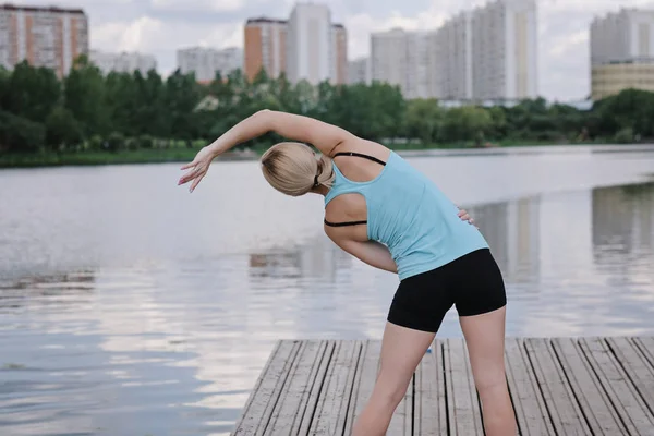 Jeune femme sportive faisant du sport à l'extérieur, des exercices de fitness. Concept de forme physique et style de vie — Photo