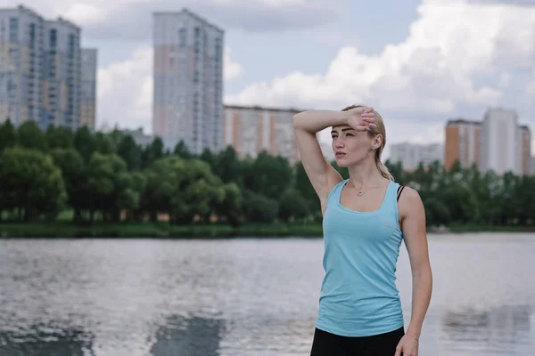 Jeune femme sportive faisant du sport à l'extérieur, des exercices de fitness. Concept de forme physique et style de vie — Photo