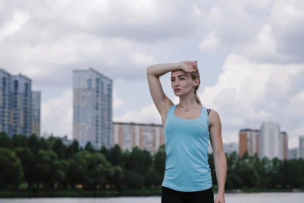 Jeune femme sportive faisant du sport à l'extérieur, des exercices de fitness. Concept de forme physique et style de vie — Photo